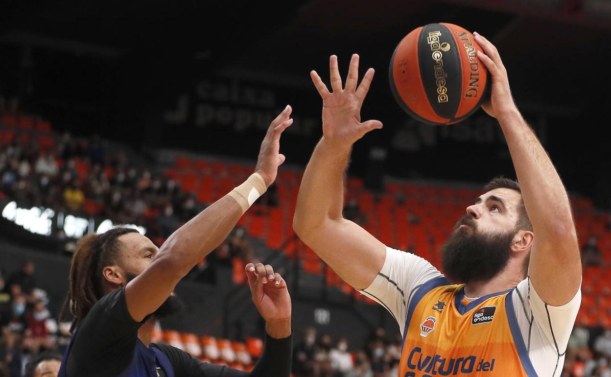 Dubljevic lanza a canasta durante el partido contra el UCAM Murcia en la Fonteta. 