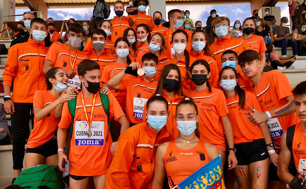 Los atletas valencianos posan tras finalizar el campeonato