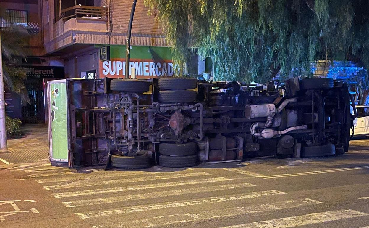 El camión de la basura, esta madrugada, volcado en la avenida Maestro Rodrigo. 