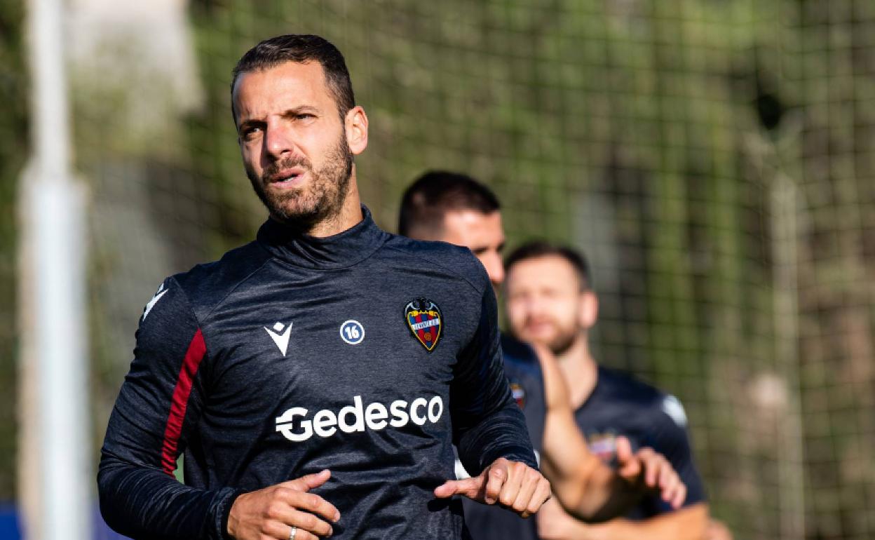 Soldado, durante la sesión de entrenamiento en la ciudad deportiva de Buñol 