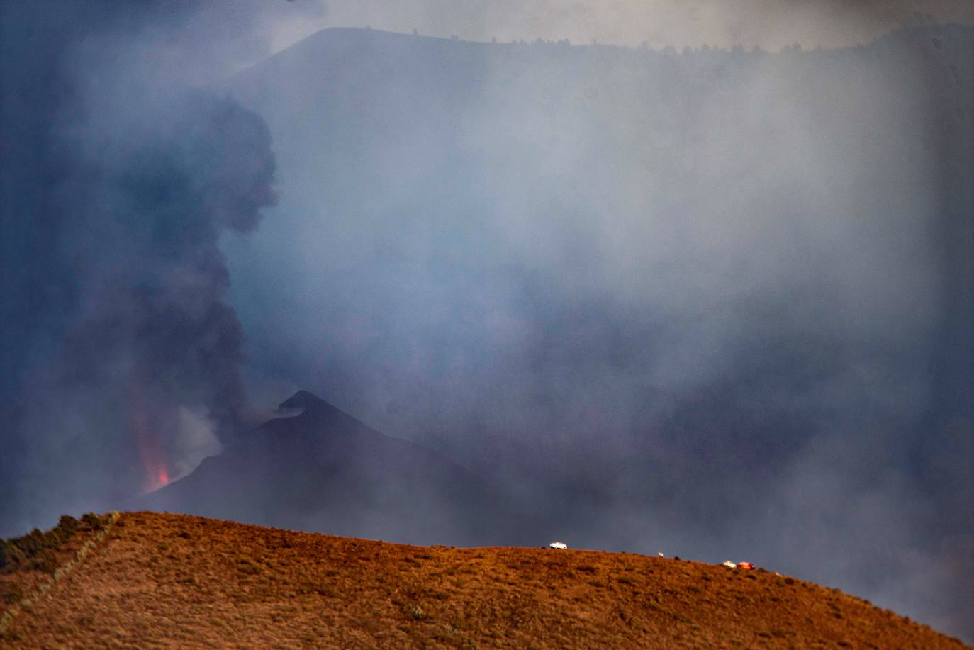 Confinan a 3.000 personas en La Palma por la liberación de gases tras incendiar la colada de lava una fábrica de cemento