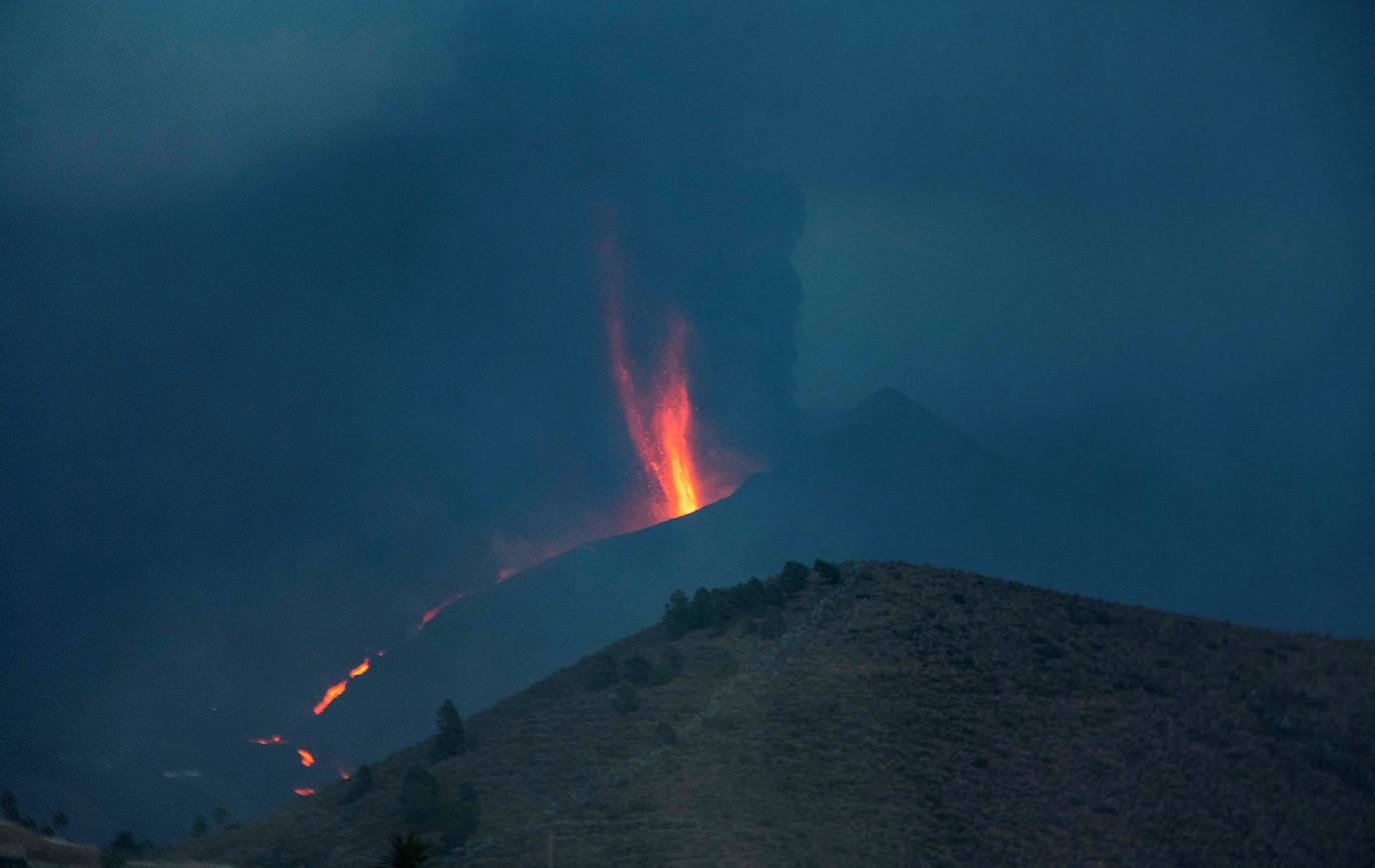 Confinan a 3.000 personas en La Palma por la liberación de gases tras incendiar la colada de lava una fábrica de cemento