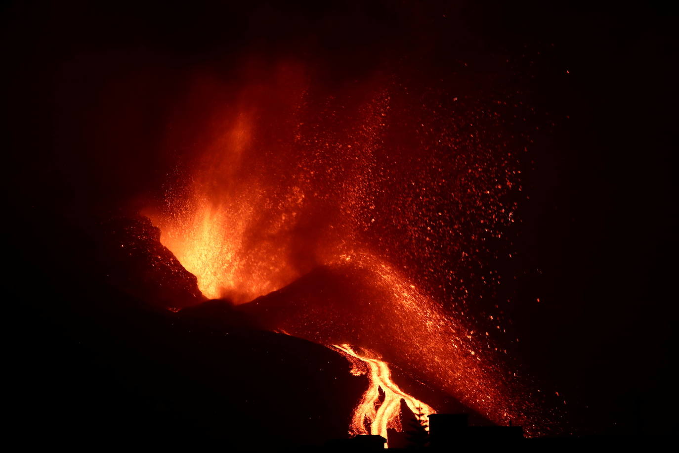 Confinan a 3.000 personas en La Palma por la liberación de gases tras incendiar la colada de lava una fábrica de cemento