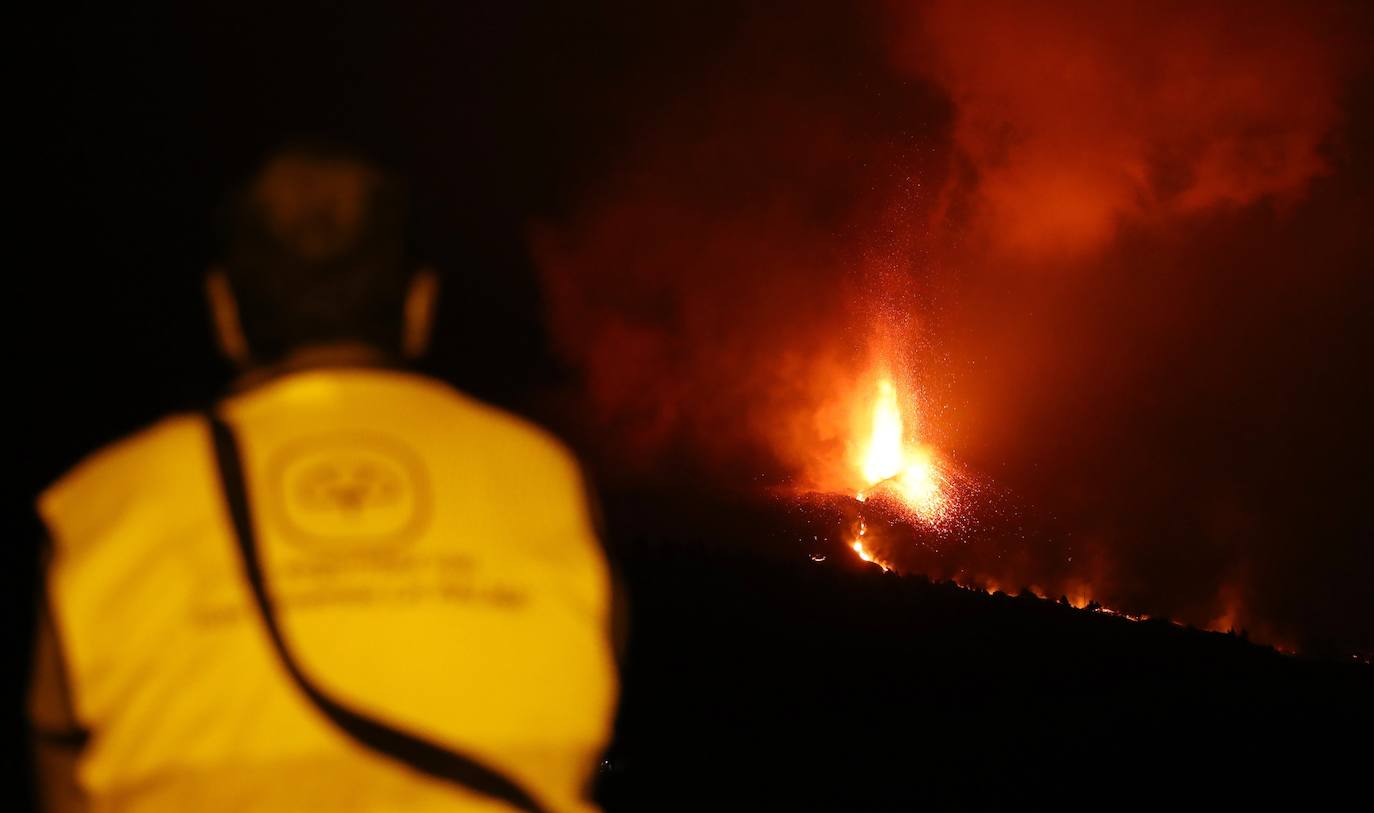 Confinan a 3.000 personas en La Palma por la liberación de gases tras incendiar la colada de lava una fábrica de cemento