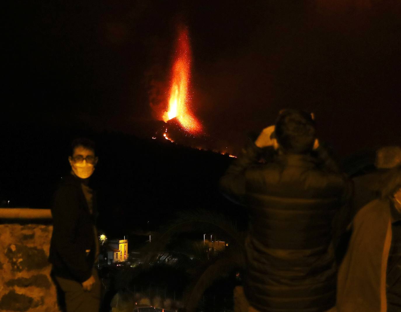 Confinan a 3.000 personas en La Palma por la liberación de gases tras incendiar la colada de lava una fábrica de cemento