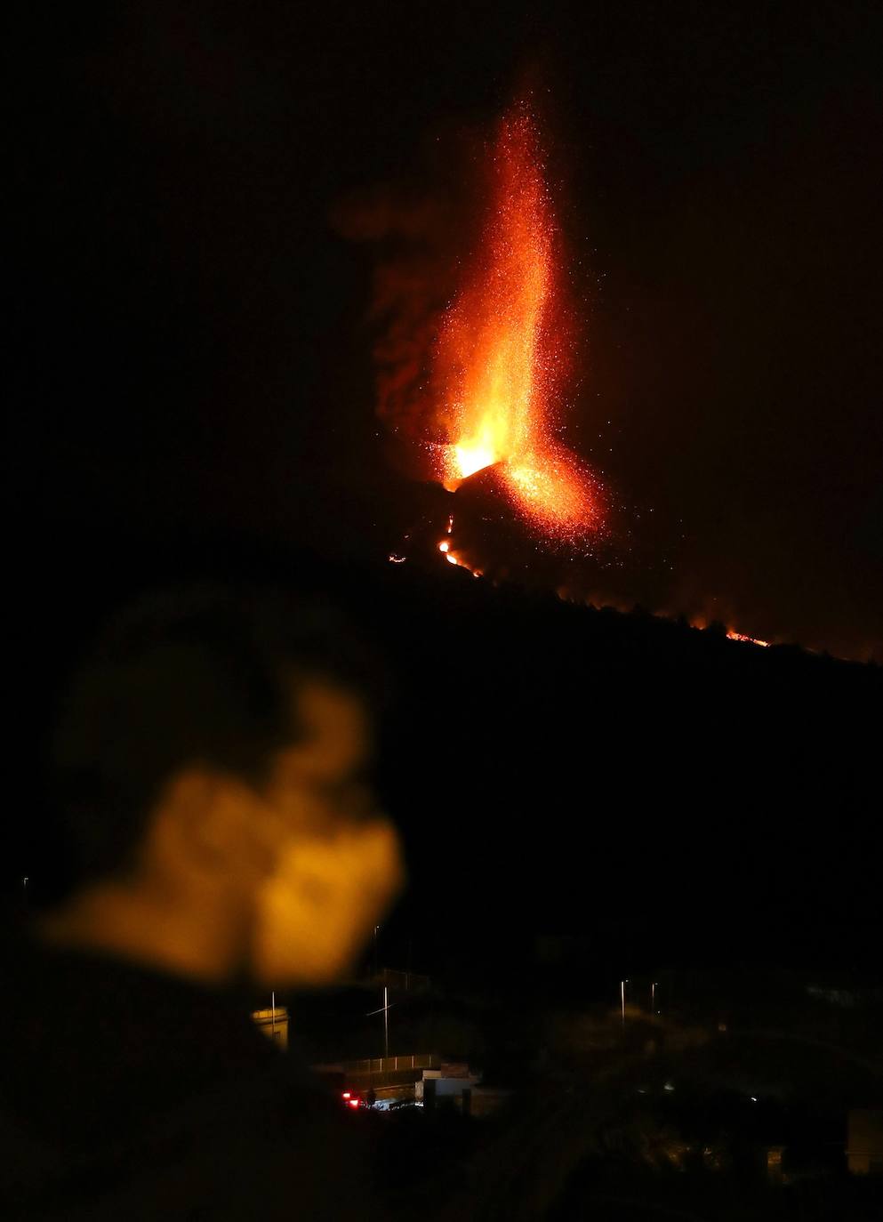 Confinan a 3.000 personas en La Palma por la liberación de gases tras incendiar la colada de lava una fábrica de cemento