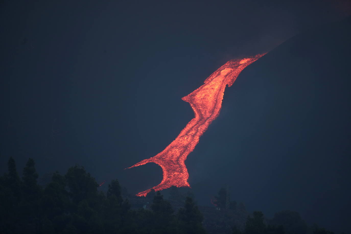 Confinan a 3.000 personas en La Palma por la liberación de gases tras incendiar la colada de lava una fábrica de cemento