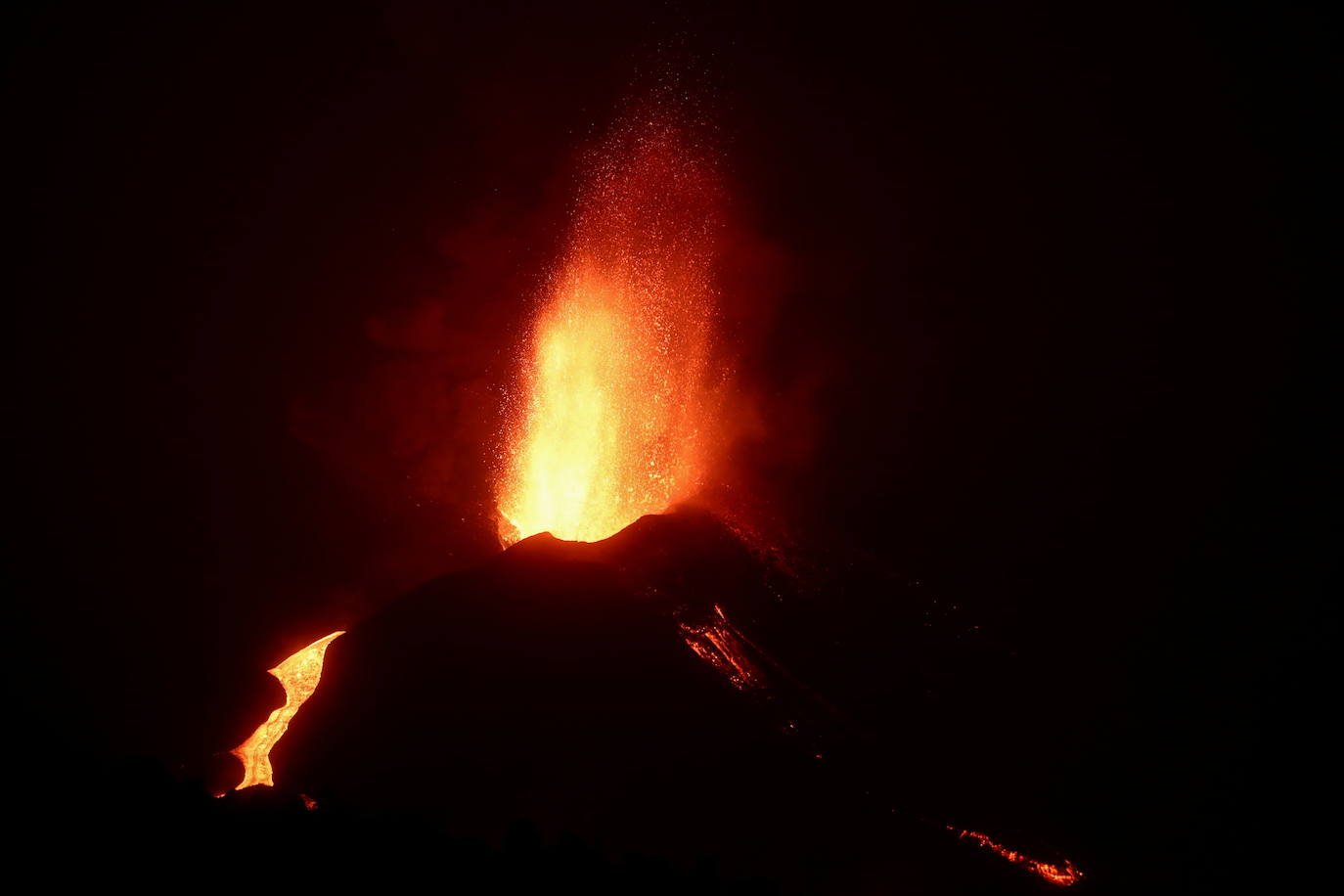 Confinan a 3.000 personas en La Palma por la liberación de gases tras incendiar la colada de lava una fábrica de cemento