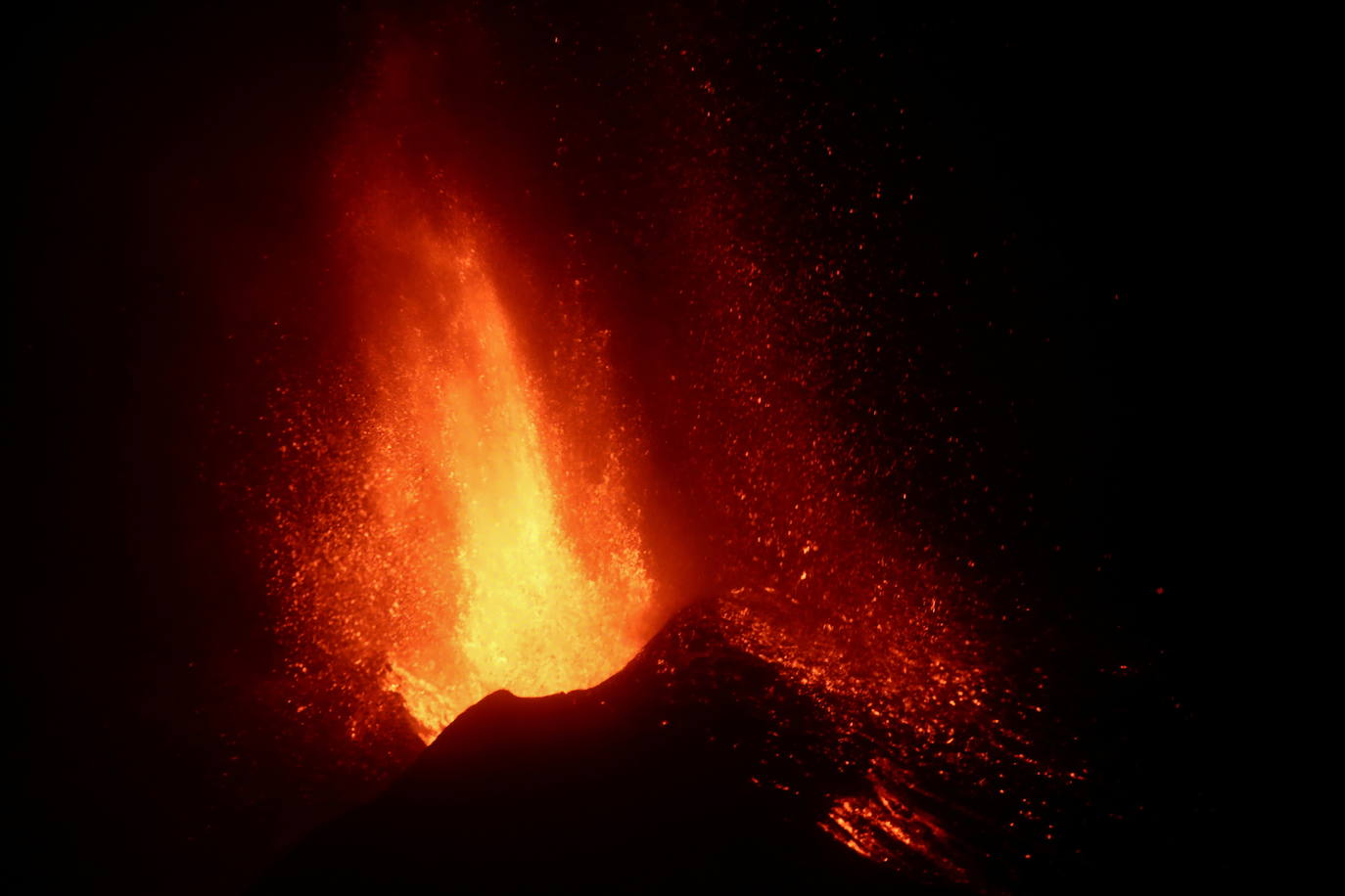 Confinan a 3.000 personas en La Palma por la liberación de gases tras incendiar la colada de lava una fábrica de cemento