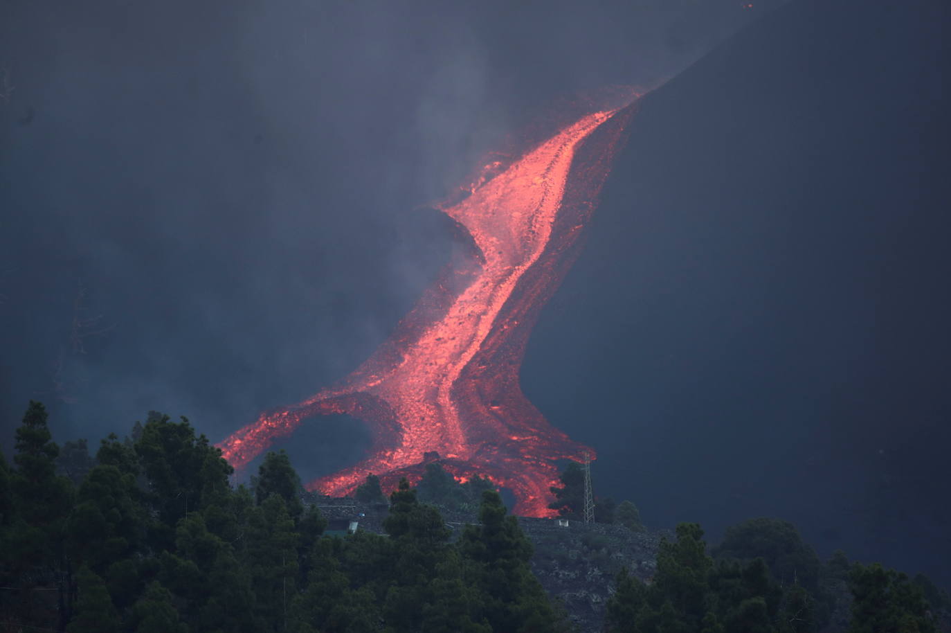 Confinan a 3.000 personas en La Palma por la liberación de gases tras incendiar la colada de lava una fábrica de cemento