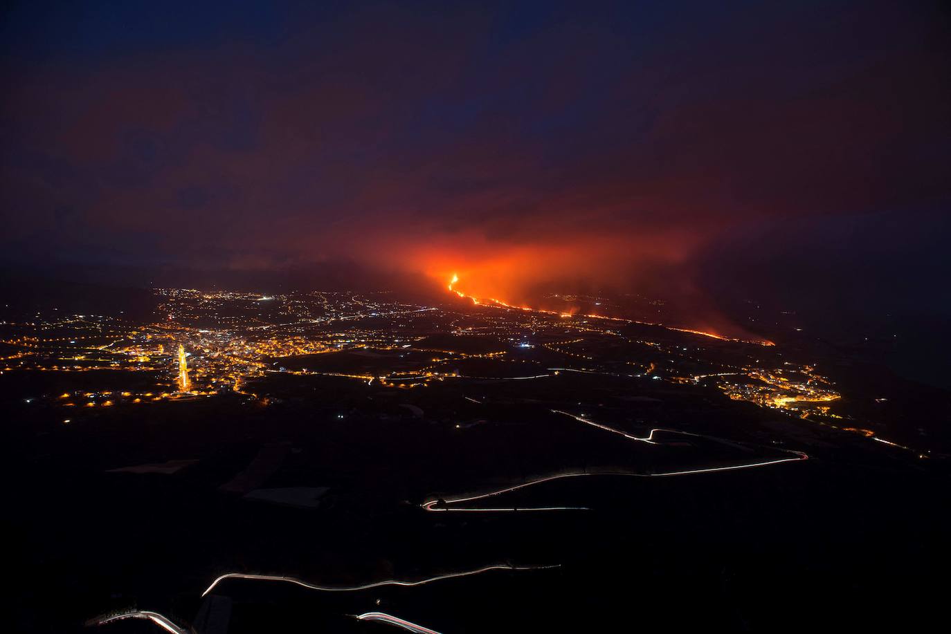 Confinan a 3.000 personas en La Palma por la liberación de gases tras incendiar la colada de lava una fábrica de cemento