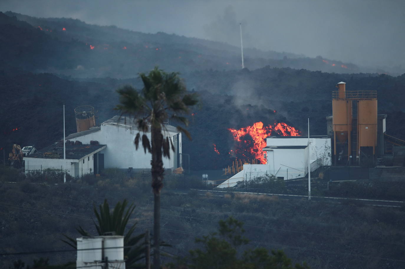 Confinan a 3.000 personas en La Palma por la liberación de gases tras incendiar la colada de lava una fábrica de cemento