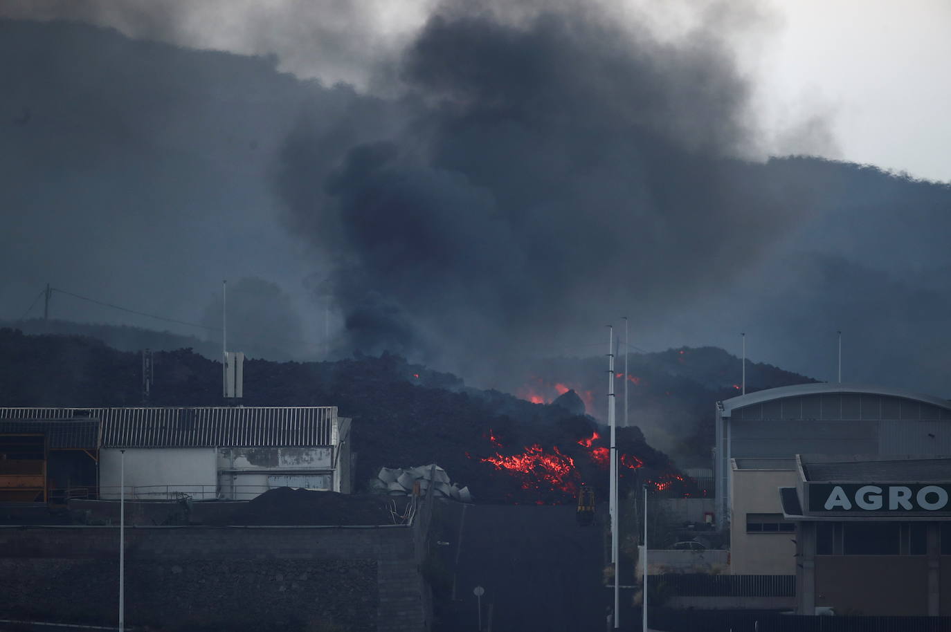 Confinan a 3.000 personas en La Palma por la liberación de gases tras incendiar la colada de lava una fábrica de cemento