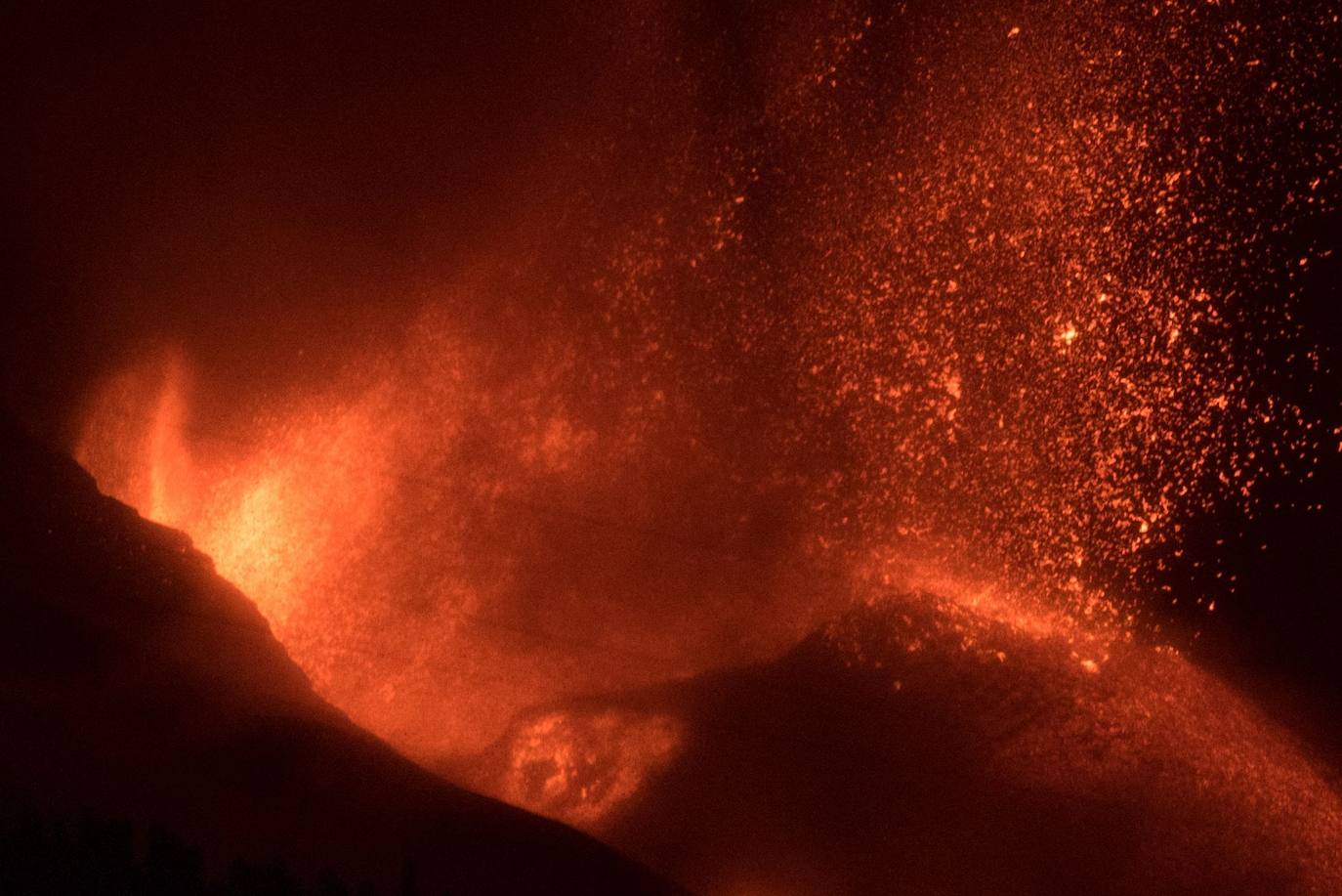 Confinan a 3.000 personas en La Palma por la liberación de gases tras incendiar la colada de lava una fábrica de cemento