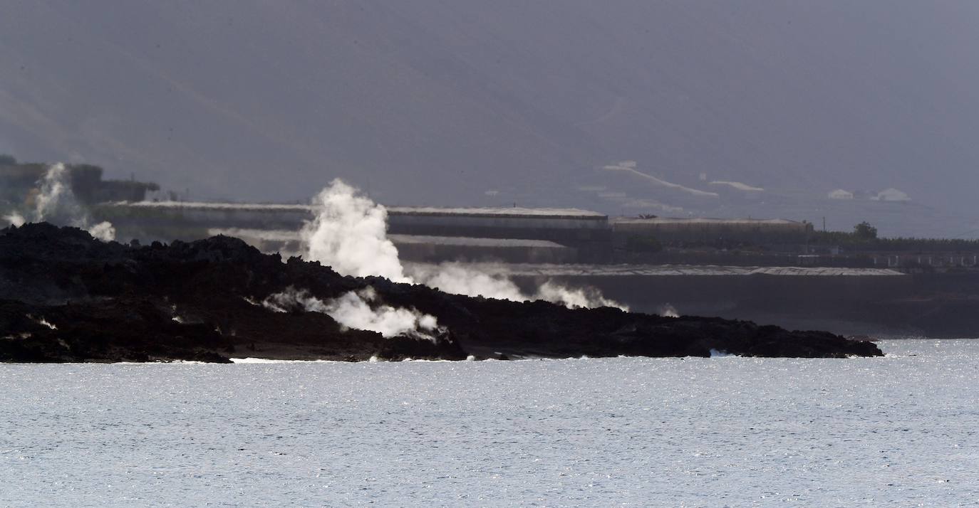 Confinan a 3.000 personas en La Palma por la liberación de gases tras incendiar la colada de lava una fábrica de cemento