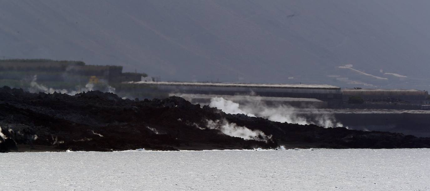 Confinan a 3.000 personas en La Palma por la liberación de gases tras incendiar la colada de lava una fábrica de cemento