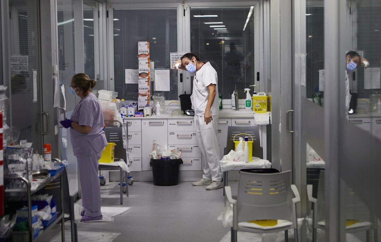 Profesionales sanitarios en el acceso a la Unidad de Cuidados Intensivos de un hospital valenciano.