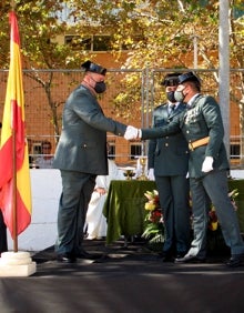 Imagen secundaria 2 - La misa en honor a la patrona de la Guardia Civil, la ofrenda y la entrega de la medalla a mérito. 