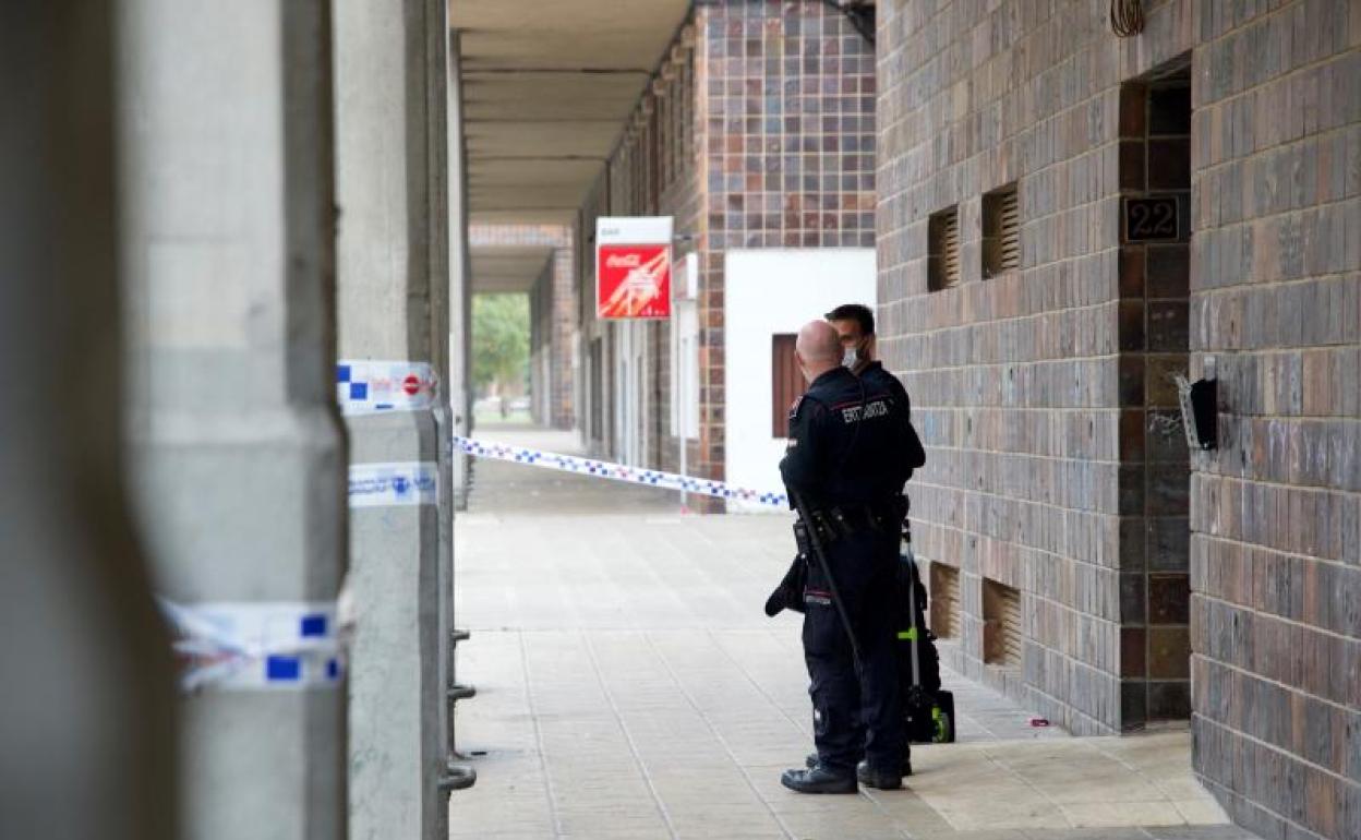 Dos agentes en el lugar del crimen. 