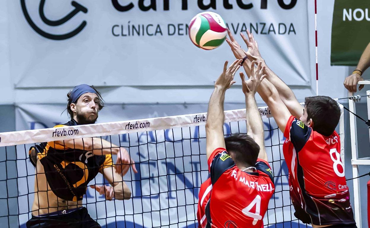 Momento del encuentro del equipo masculino de Voleibol Xàtiva. 