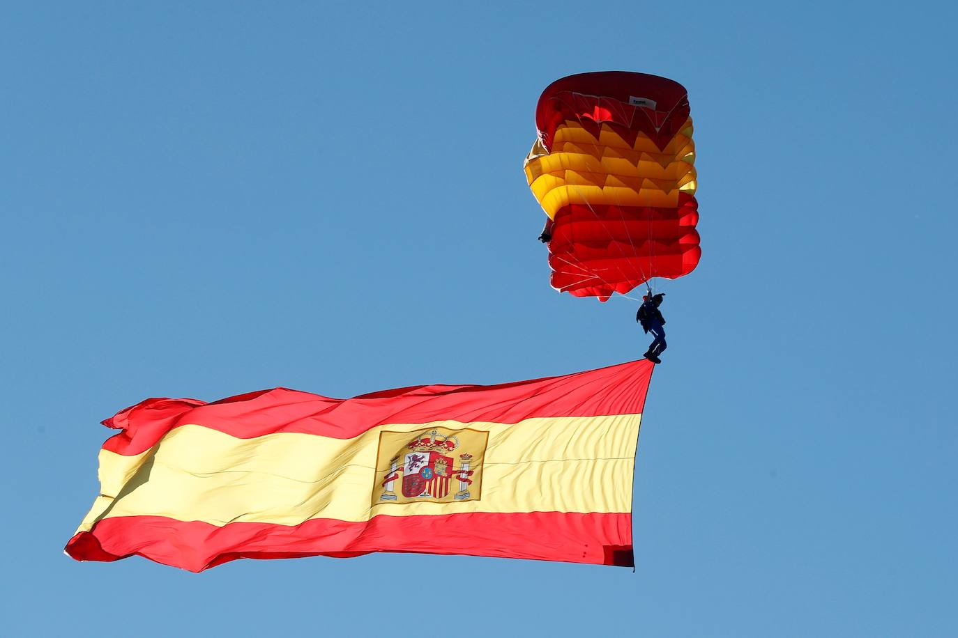 Fotos: Desfile militar por el Día de la Hispanidad 2021, en imágenes