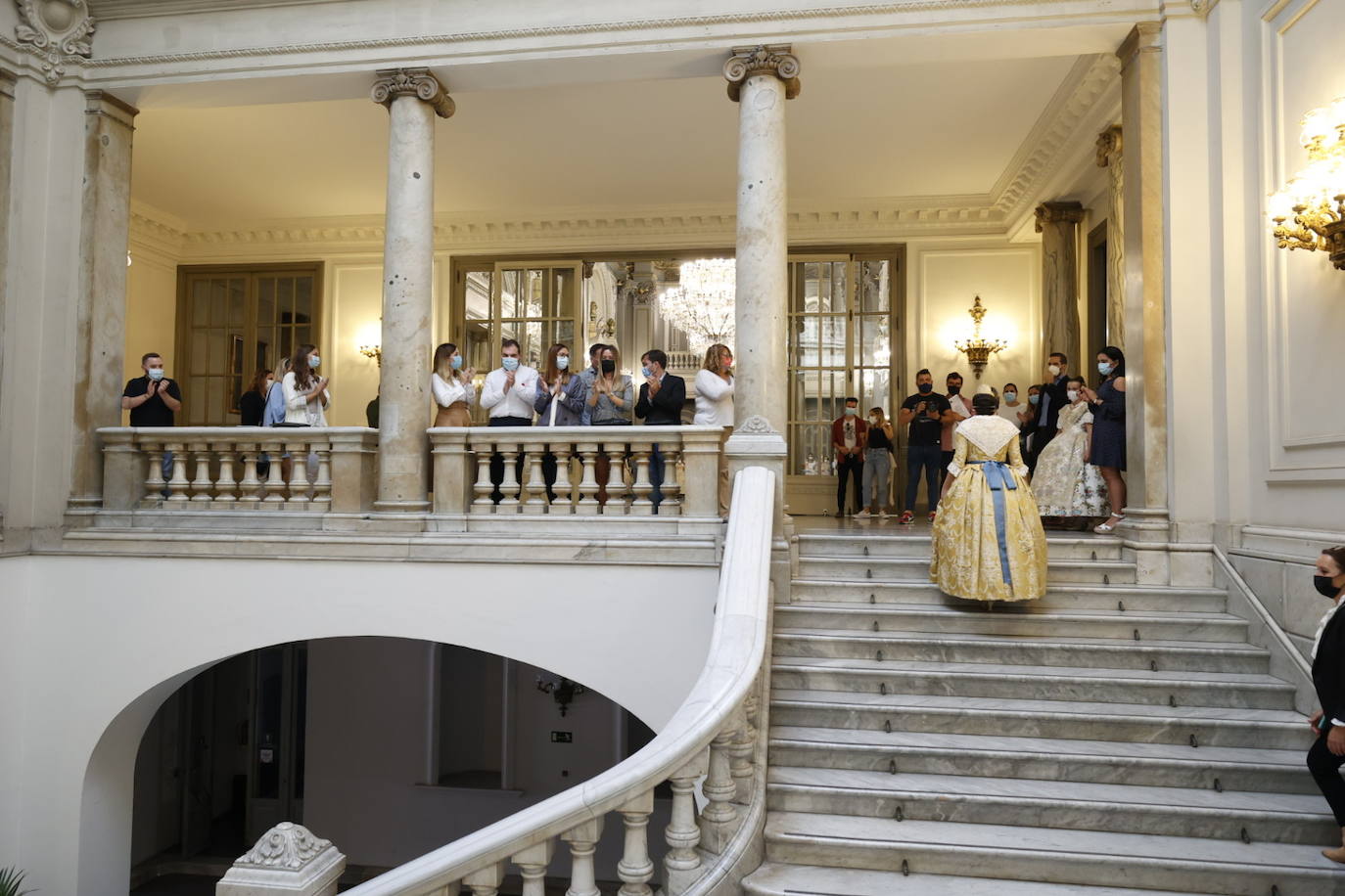 El 13 de octubre Valencia conocerá a las Falleras Mayores de 2022. Un día antes, las 13 candidatas adultas y las 13 niñas han ensayado ese acto que, con la llamada del alcalde Joan Ribó,puede cambiar sus vidas para siempre 