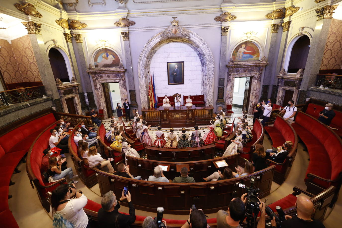 El 13 de octubre Valencia conocerá a las Falleras Mayores de 2022. Un día antes, las 13 candidatas adultas y las 13 niñas han ensayado ese acto que, con la llamada del alcalde Joan Ribó,puede cambiar sus vidas para siempre 