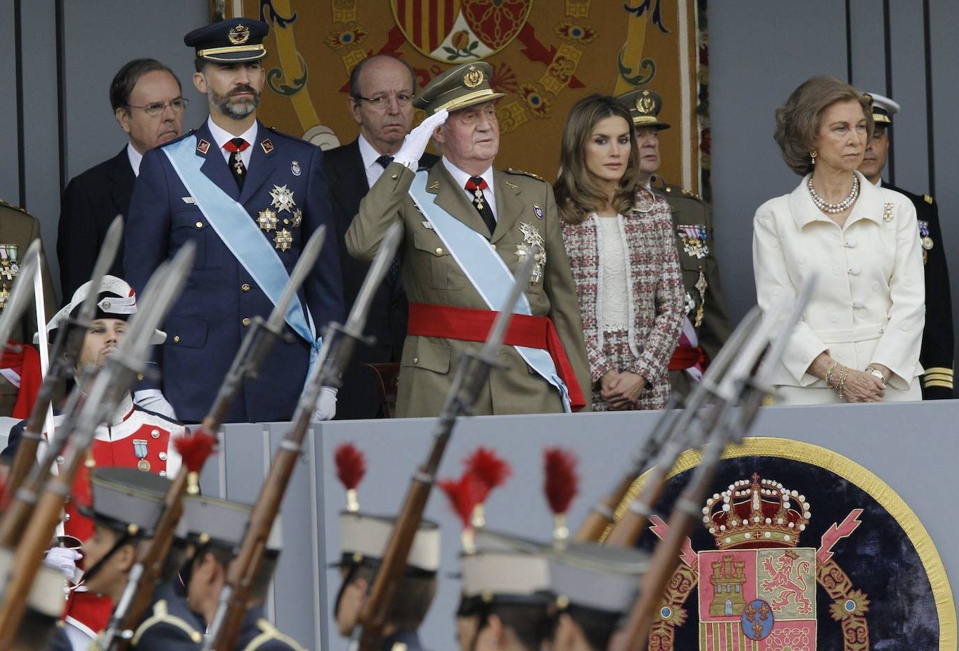 2012 | El conjunto que eligió doña Letizia en 2012 era formal y elegante en tonos teja y también de su diseñador de cabecera, Felipe Varela.