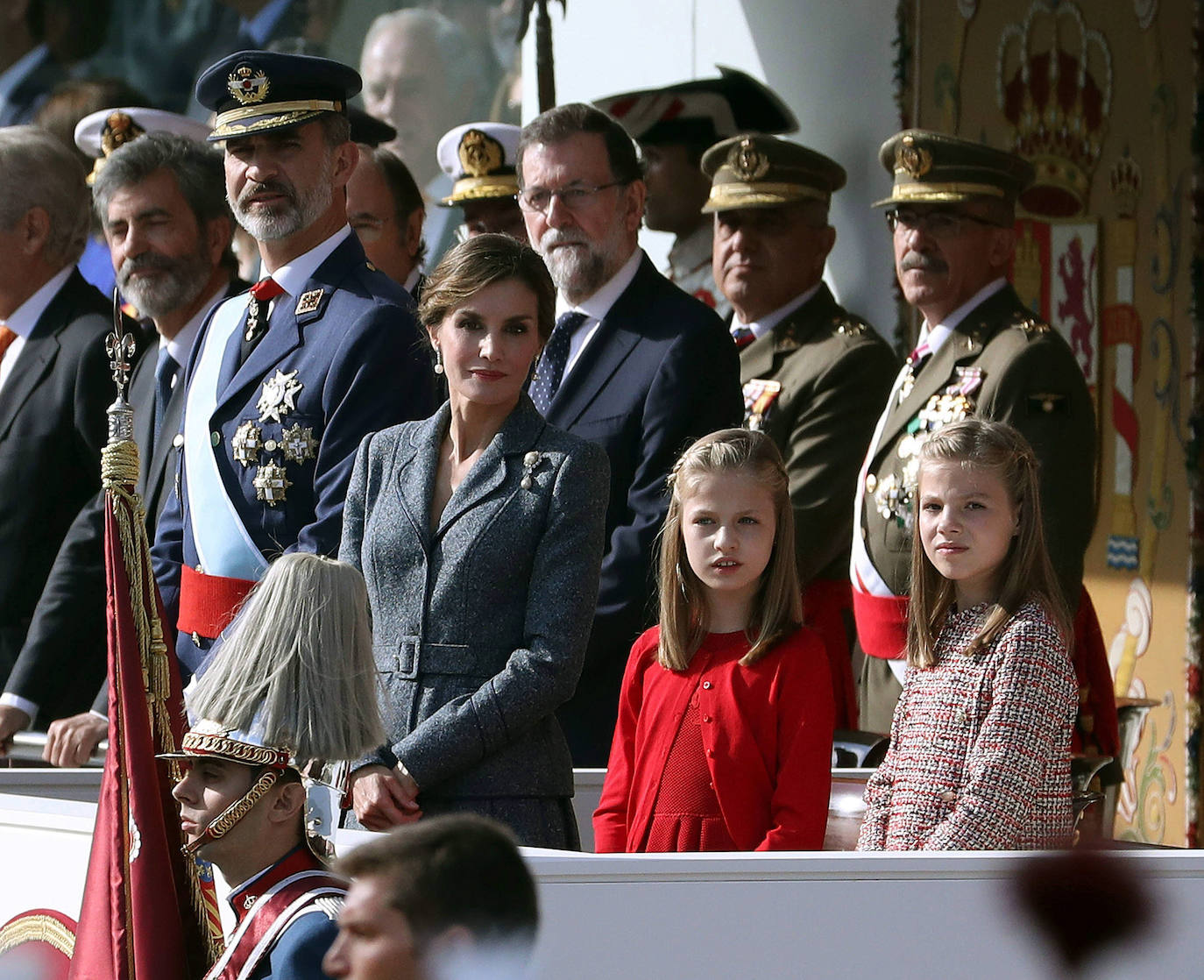 2017 | Doña Letizia apostó por un look impresionante para presidir el Día de la Fiesta Nacional: un dos piezas de inspiración ‘new look’ en cheviot gris bordado a mano en hilo, con chaqueta entallada con cinturón y falda ‘lady’ con detalles en azul de Felipe Varela.