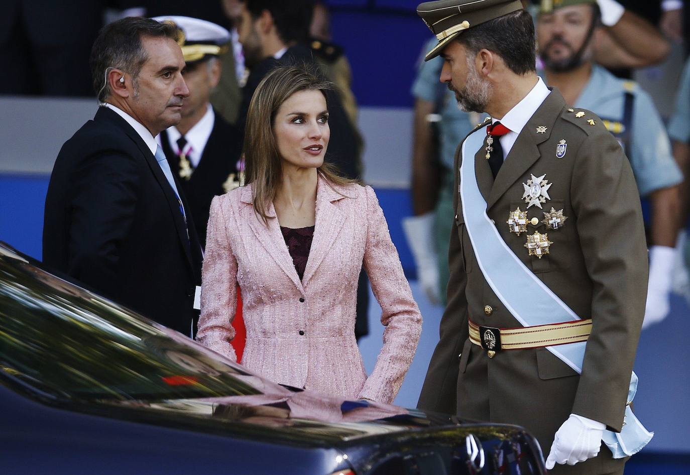 2013 | La entonces Princesa de Asturias se enfundó un vestido de encaje granate y chaqueta tweed rosa de Felipe Varela