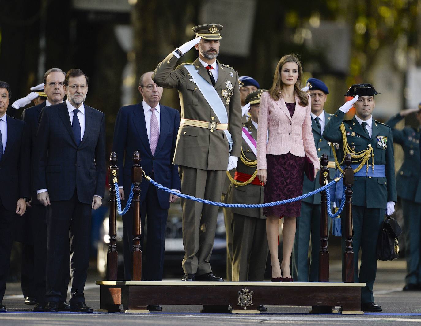 2013 | La entonces Princesa de Asturias se enfundó un vestido de encaje granate y chaqueta tweed rosa de Felipe Varela