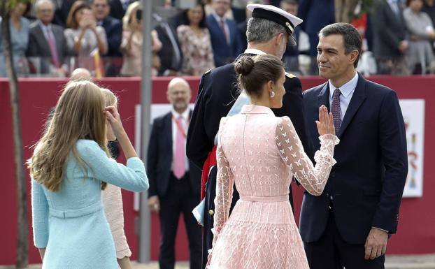 2019 | La Reina confió una vez más en Felipe Varela y estrenó en el último desfile pre pandemia un vestido camisero midi de organza de seda bordada con mariposas en rosa talco con cuerpo abotonado entallado, falda de tul evasé y cintura marcada.