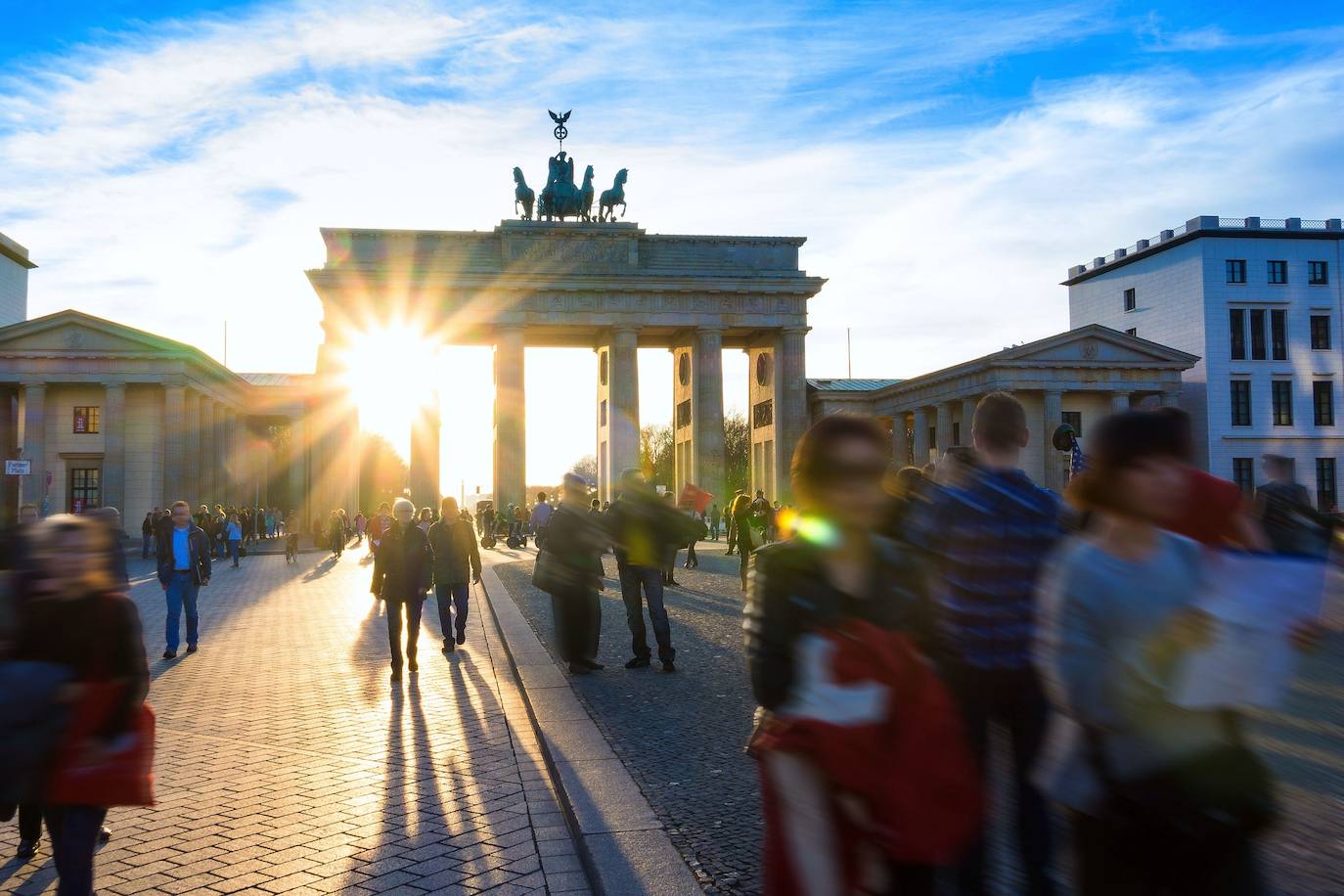BERLÍN | "Berlín sigue siendo una ciudad extraña, a veces alienante. Este es especialmente el caso cuando caminas por su corazón histórico, donde se erigió el Muro de Berlín desde 1961 hasta 1989". Así describe The Guardian la ciudad de Berlín. El medio de comunicación recomienda la siguiente ruta: el barrio de Hansa (Hansaviertel); el parque urbano de Tiergarten; Alexanderplatz, "que aún rezuma algo del antiguo Oriente"; y Prenzlauer Berg, "donde hay agradables cafeterías y lugares para almorzar". 