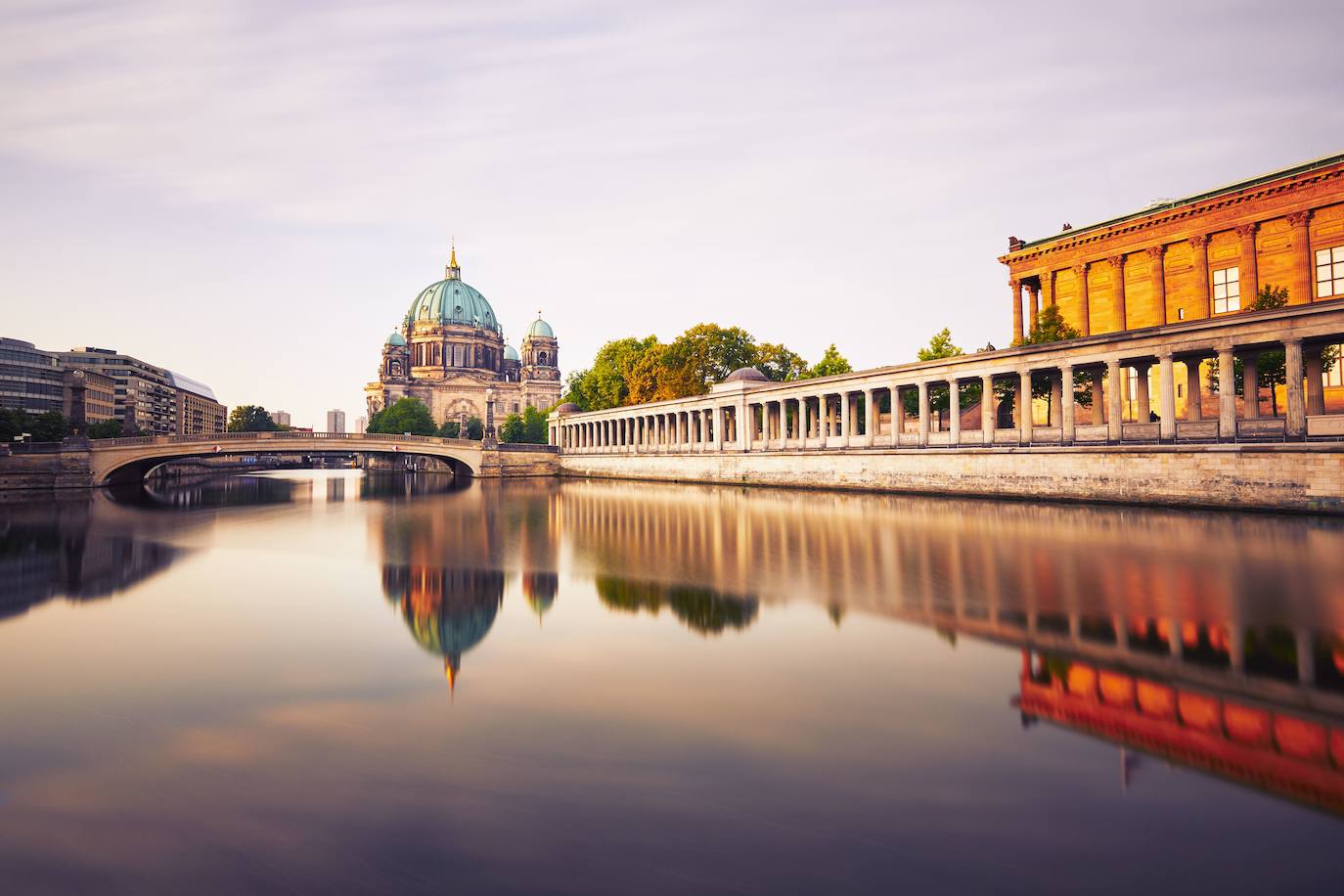 BERLÍN | "Berlín sigue siendo una ciudad extraña, a veces alienante. Este es especialmente el caso cuando caminas por su corazón histórico, donde se erigió el Muro de Berlín desde 1961 hasta 1989". Así describe The Guardian la ciudad de Berlín. El medio de comunicación recomienda la siguiente ruta: el barrio de Hansa (Hansaviertel); el parque urbano de Tiergarten; Alexanderplatz, "que aún rezuma algo del antiguo Oriente"; y Prenzlauer Berg, "donde hay agradables cafeterías y lugares para almorzar". 