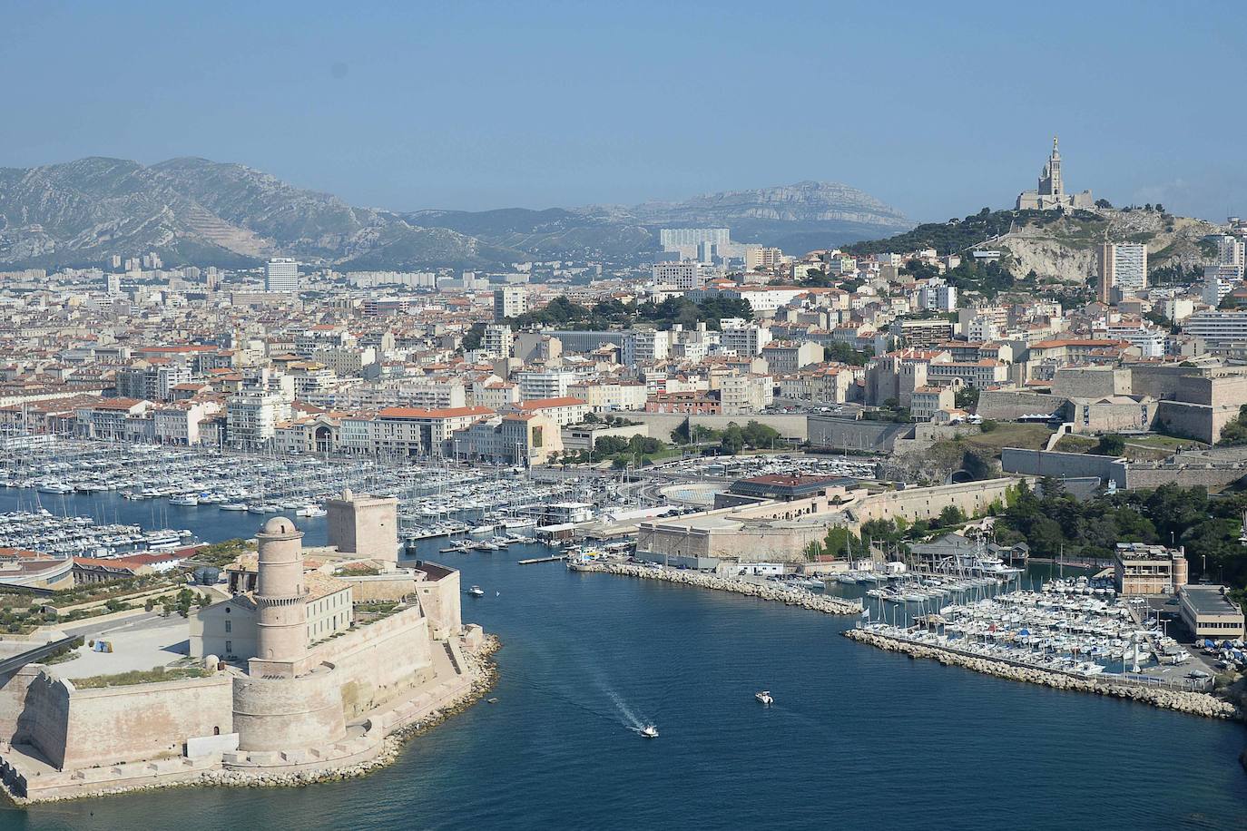 MARSELLA | "La antigua ciudad francesa lo tiene todo: el Vieux-Port frente al mar, las calles estrechas y sinuosas del barrio de Le Panier, la vista panorámica desde la Basilique Notre-Dame de la Garde y el barrio de la Rue de la République, con su Circunferencia Haussmannien y grandes edificios de mediados del siglo XIX", puntualizan. A tres manzanas del puerto, recomiendan, "se encuentra el marché Noailles, donde puede degustar productos frescos y oler las especias en el 'marché des capucins' diario, y tomar té de menta o un kebab, pan sin levadura y cuscús. Siga la rotonda hasta el Mucem (Museo de Civilizaciones Europeas y Mediterráneas), pero asegúrese de visitar también algunos de los museos más pequeños de la ciudad".