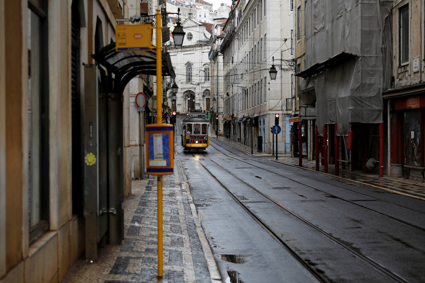 LISBOA | "Lisboa es una de esas ciudades donde los restaurantes que menos llaman la atención sirven la mejor comida", arranca la publicación, que recomienda "encontrar dónde almuerzan los lugareños. El pescado suele ser excelente, y para la comida reconfortante es difícil rematar platos como el bacalhau à brás (bacalao salado con huevo y patatas), las sardinas a la plancha o la cataplana (estofado de pescado blanco y marisco). "En sus paseos, se encontrará con encantadores bares y cafés, algunos de los cuales se llenan con las melancólicas cepas del fado en vivo después del anochecer", recomienda.