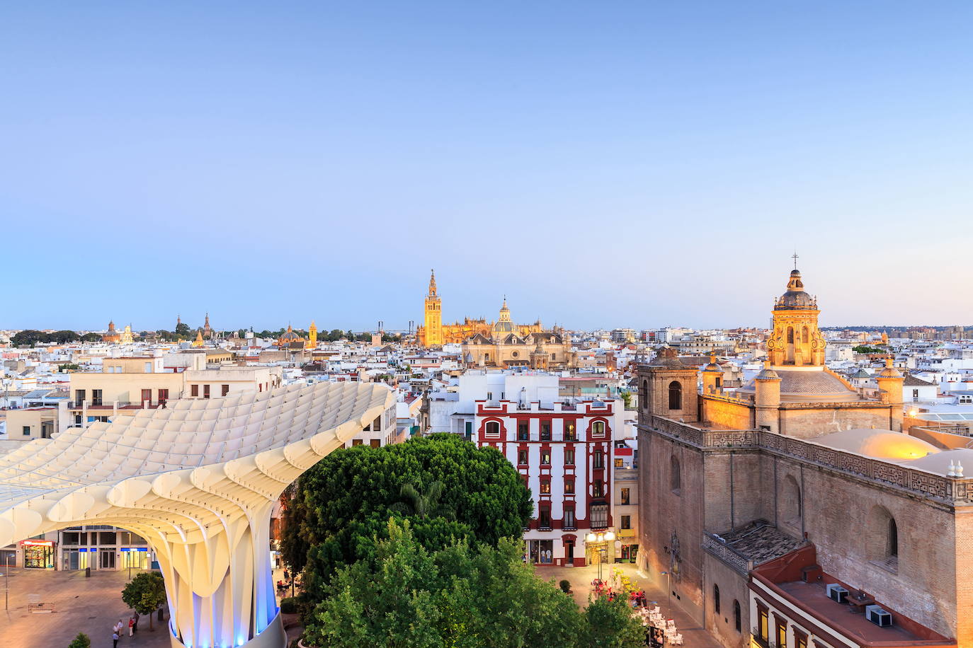 SEVILLA | El periódico sugiere vagar por las calles sevillanas por donde, a su debido tiempo, transcurren las procesiones de Semana Santa capitaneadas por los cofrades y sus "sombreros puntiagudos". En una ruta hasta la conocida capital hispalense, el periódico también deja sitio para hablar de la calle Campana, Sierpes y la Plaza de San Francisco. "Está el Real Alcázar, un complejo de palacios, fortificaciones, patios, piscinas reflectantes y hermosos jardines y olivares", manifiestan. Además, recomienda caminar hasta Triana recorriendo el río Guadalquivir. "En cuanto a Triana, destaca sus 'días de gloria' con su industria cerámica, artistas flamencos y gitanos", recomiendan en el artículo.