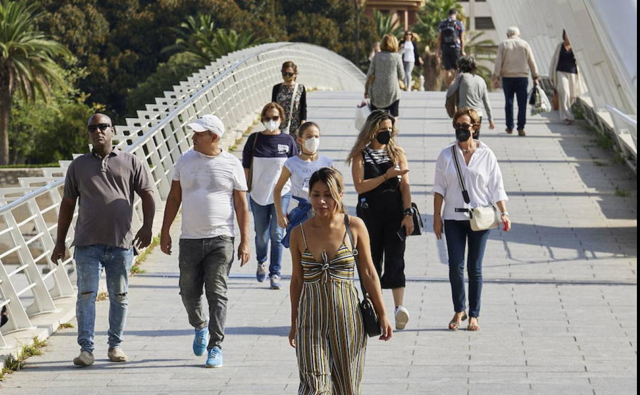 Gente paseando por Valencia.