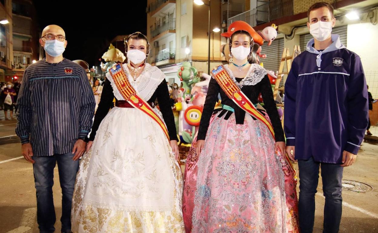 Las falleras mayores, Judith Díaz  y Sara Morcillo, con el alcalde, Toni Saura, y el concejal, Alejandro Ramos. 