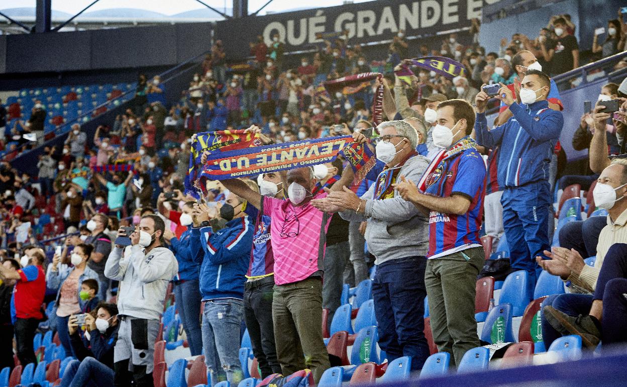 Aficionados del Levante en las gradas del 