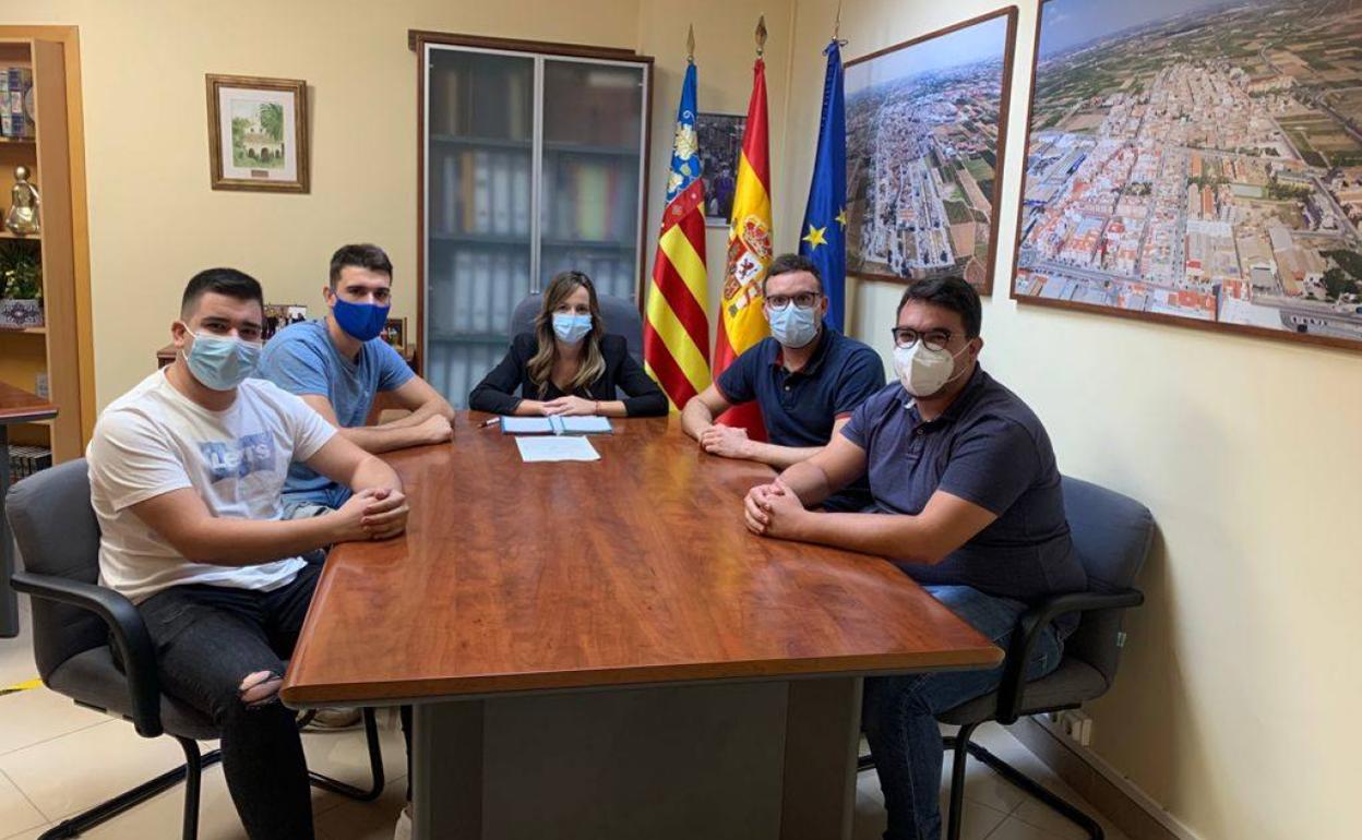 La alcaldesa, Cristina Civera, en la reunión con la peña taurina local. 