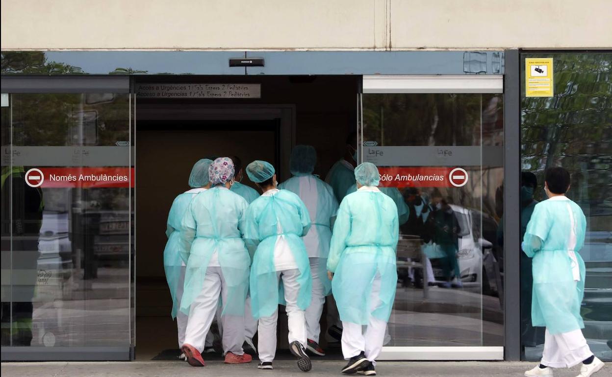 Sanitarios a la entrada de un hospital valenciano.