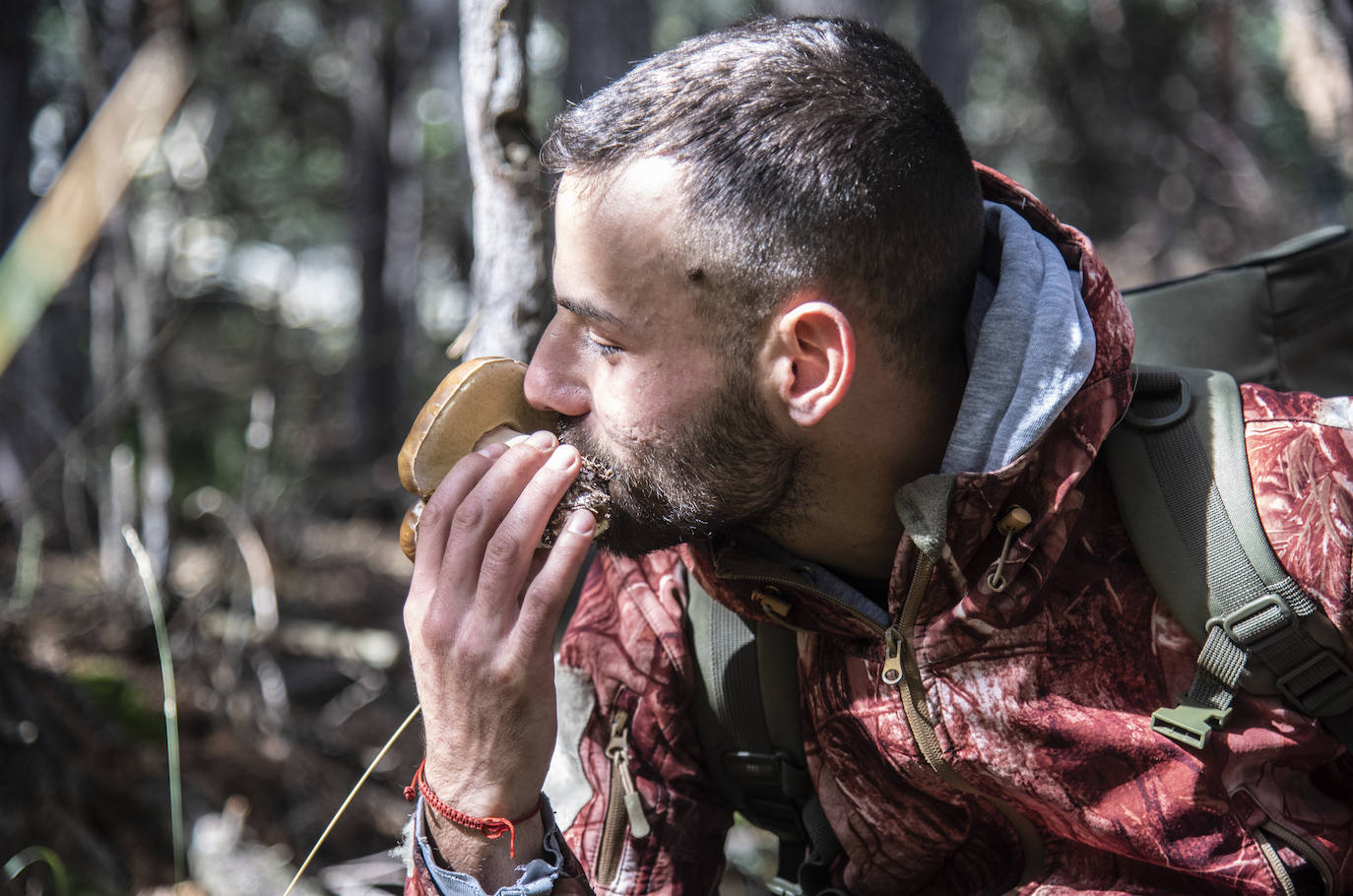 No todas las setas son de otoño, pero el otoño constituye una temporada venerable para los frutos de los hongos, y en consecuencia para nuestras despensas. Viajamos con Clara Puig y Borja Susilla, del restaurante Tula de Jávea hasta los cercanos montes de Teruel, en las inmediaciones de Tramacastilla, en busca de setas de temporada.