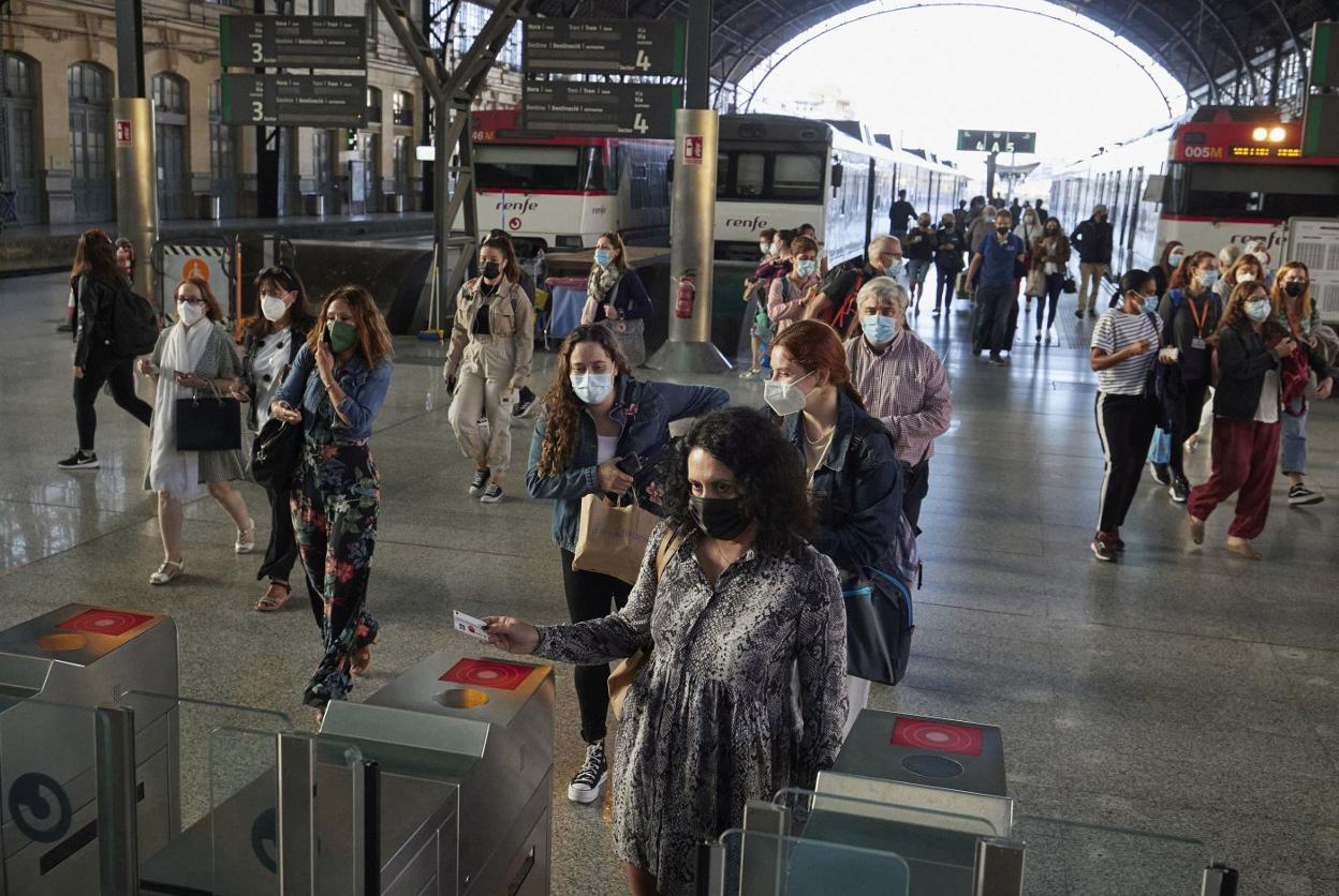 Usuarios de Cercanías en la estación del Norte. iván arlandis