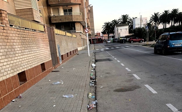 La basura se extiende por la calle. 