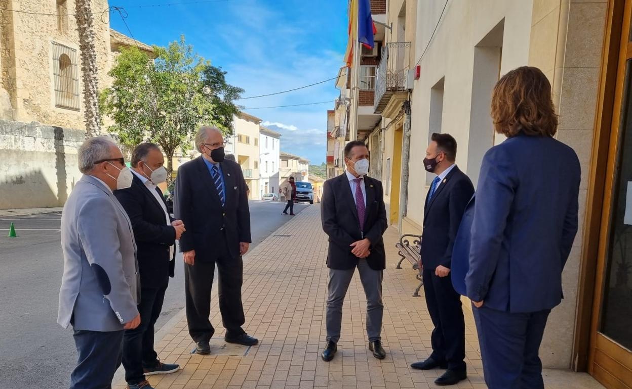 Momento de la recepción por parte del alcalde del rector y otros miembros de la Universidad Politécnica. 