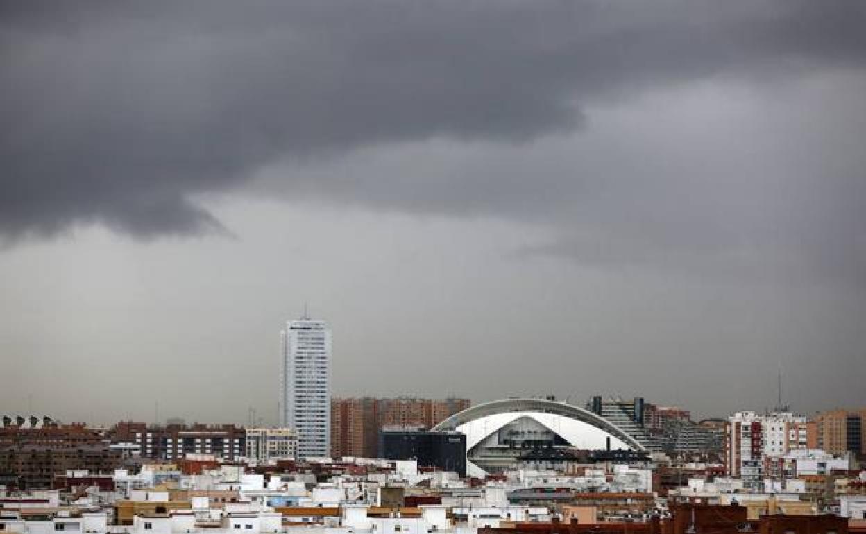 El cielo nublado sobre Valencia, en una foto de archivo.