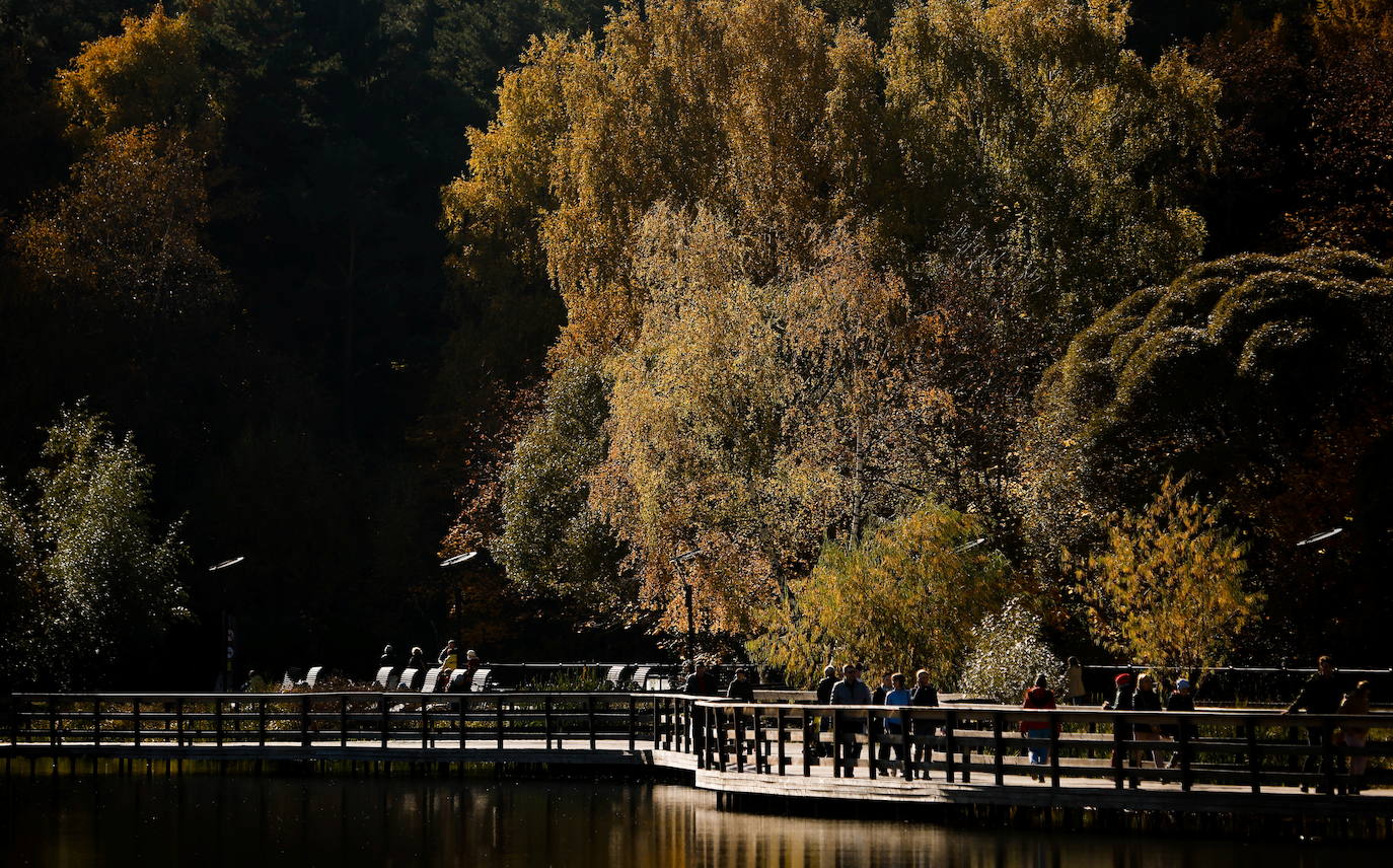 El otoño para muchos es la estación más bonita del año, en la que el frío comienza a abrirse paso entre un tinte de colores cálidos que cubre cada rincón. El verde se transforma en tonos naranjas que dejan paisajes dignos de películas, como el de la imagen, en Moscú (Rusia). 