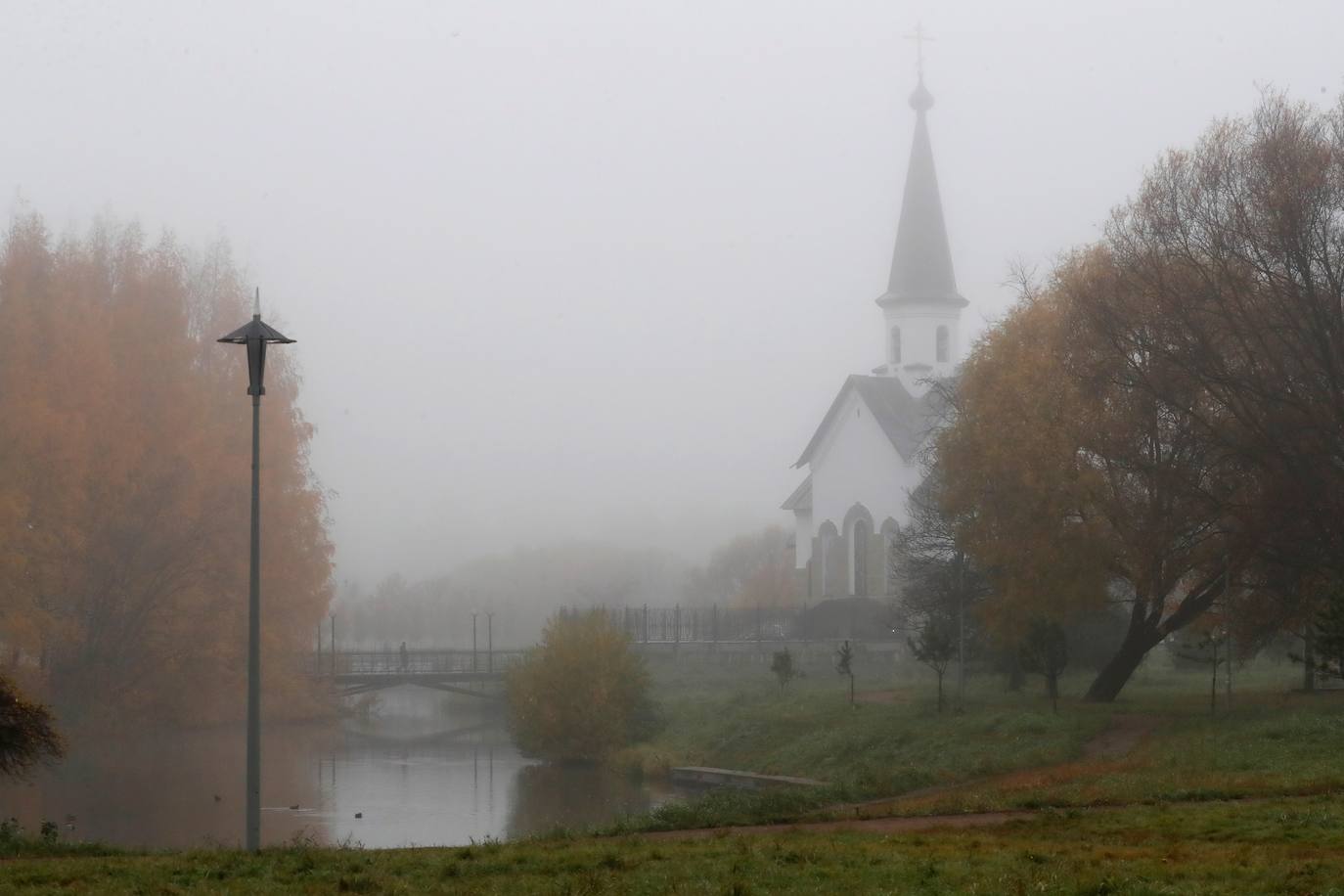 El otoño para muchos es la estación más bonita del año, en la que el frío comienza a abrirse paso entre un tinte de colores cálidos que cubre cada rincón. El verde se transforma en tonos naranjas que dejan paisajes dignos de películas, como el de la imagen, en San Petersburgo (Rusia). 