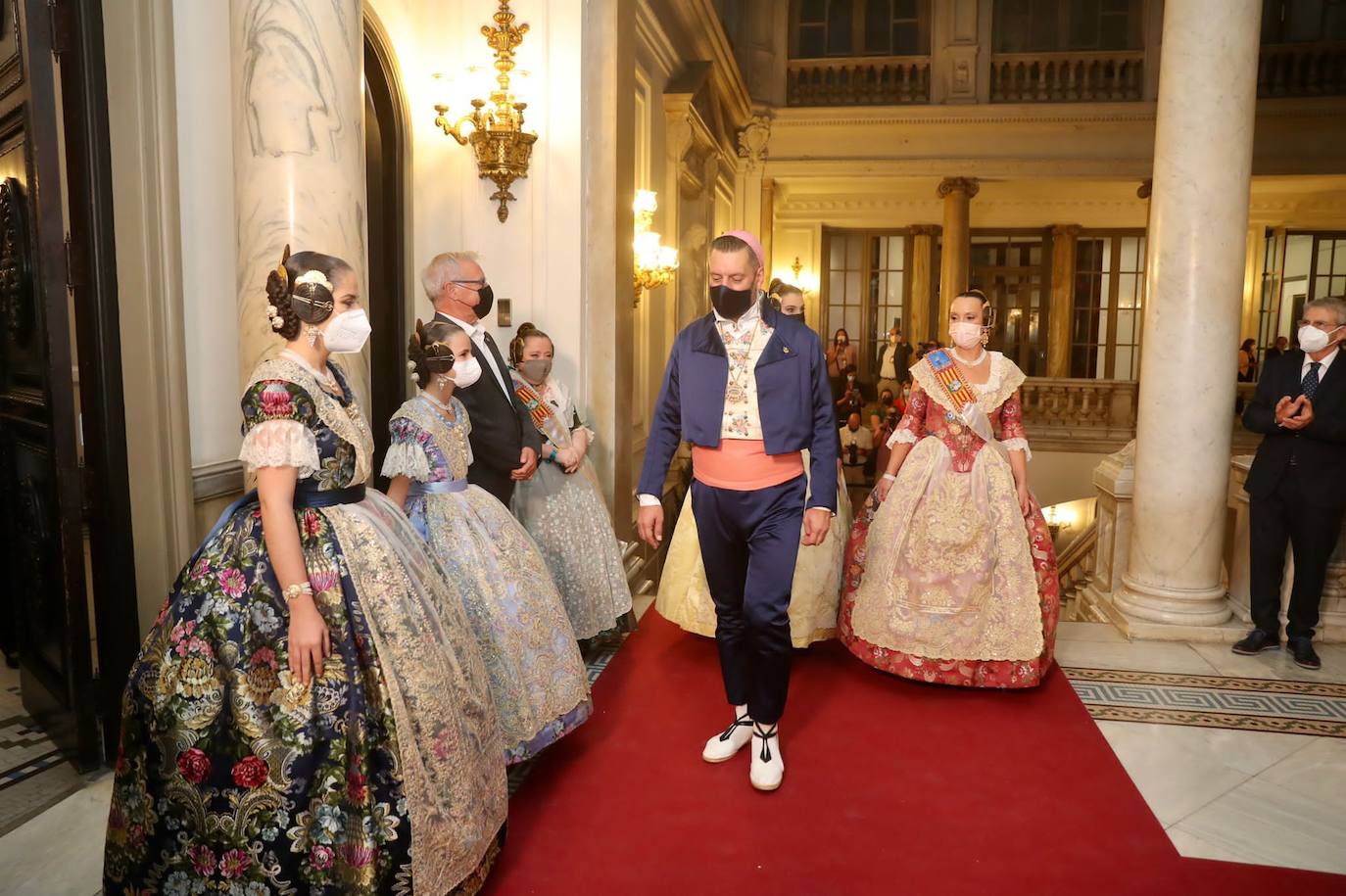 Carmen Martín y Nerea Lópz ya son oficialmente las falleras mayores de Valencia 2022. Las máximas representantes de las fiestas josefinas han acudido al Ayuntamiento de Valencia en su primer acto como reinas de las próximas Fallas, este jueves por la tarde.